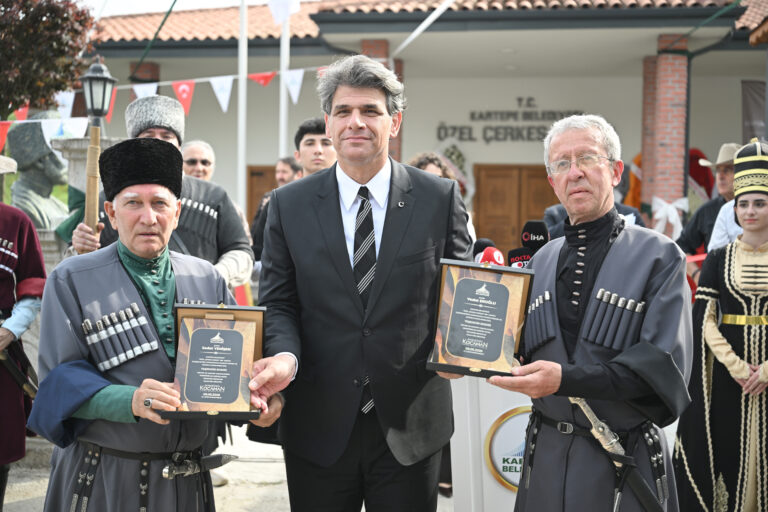 PLAKET-768x512